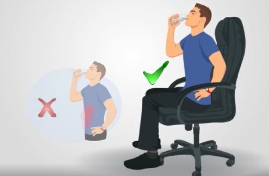 Uống nước khi ngồi sẽ tốt hơn khi đứng